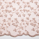 1 yarda de tela de encaje de malla exquisita con patrón floral bordado metálico, ancho 52"