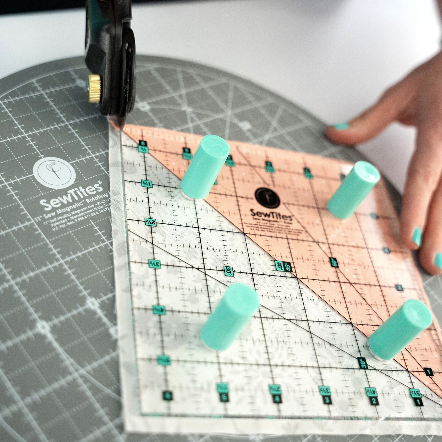 Sew Magnetic 11" Rotating Self-Healing Cutting Mat - Rotating Self-Healing Cutting Mat, 11" Diameter (1 Unit)