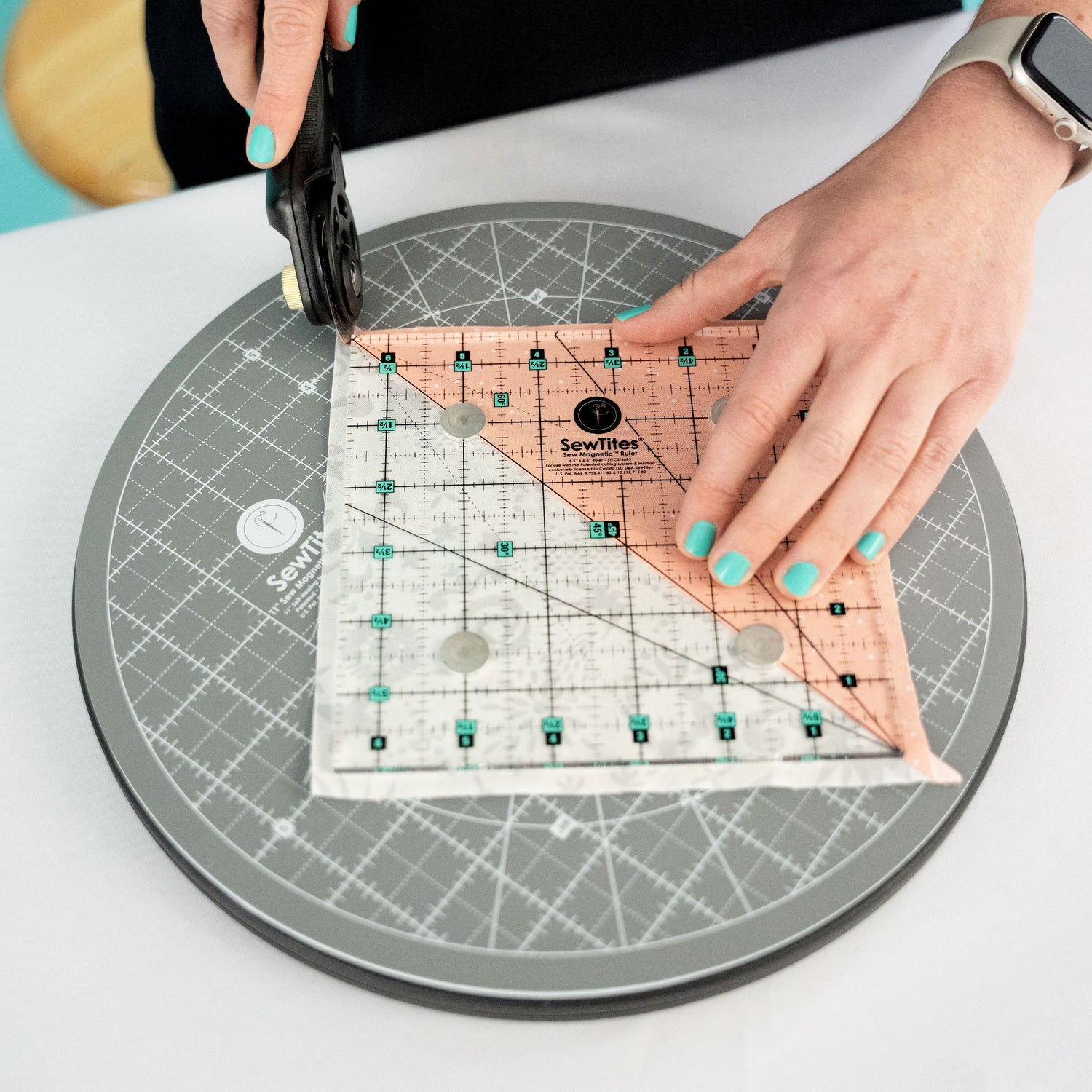 Sew Magnetic 11" Rotating Self-Healing Cutting Mat - Rotating Self-Healing Cutting Mat, 11" Diameter (1 Unit)