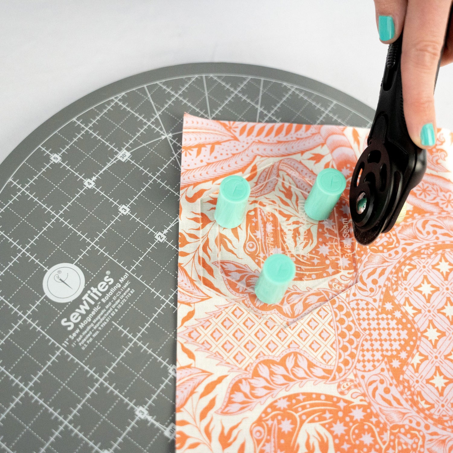 Sew Magnetic Self-Healing Cutting Mat - 11" Rotating, Non-Slip Back, Grid Lines (1 Bundle)
