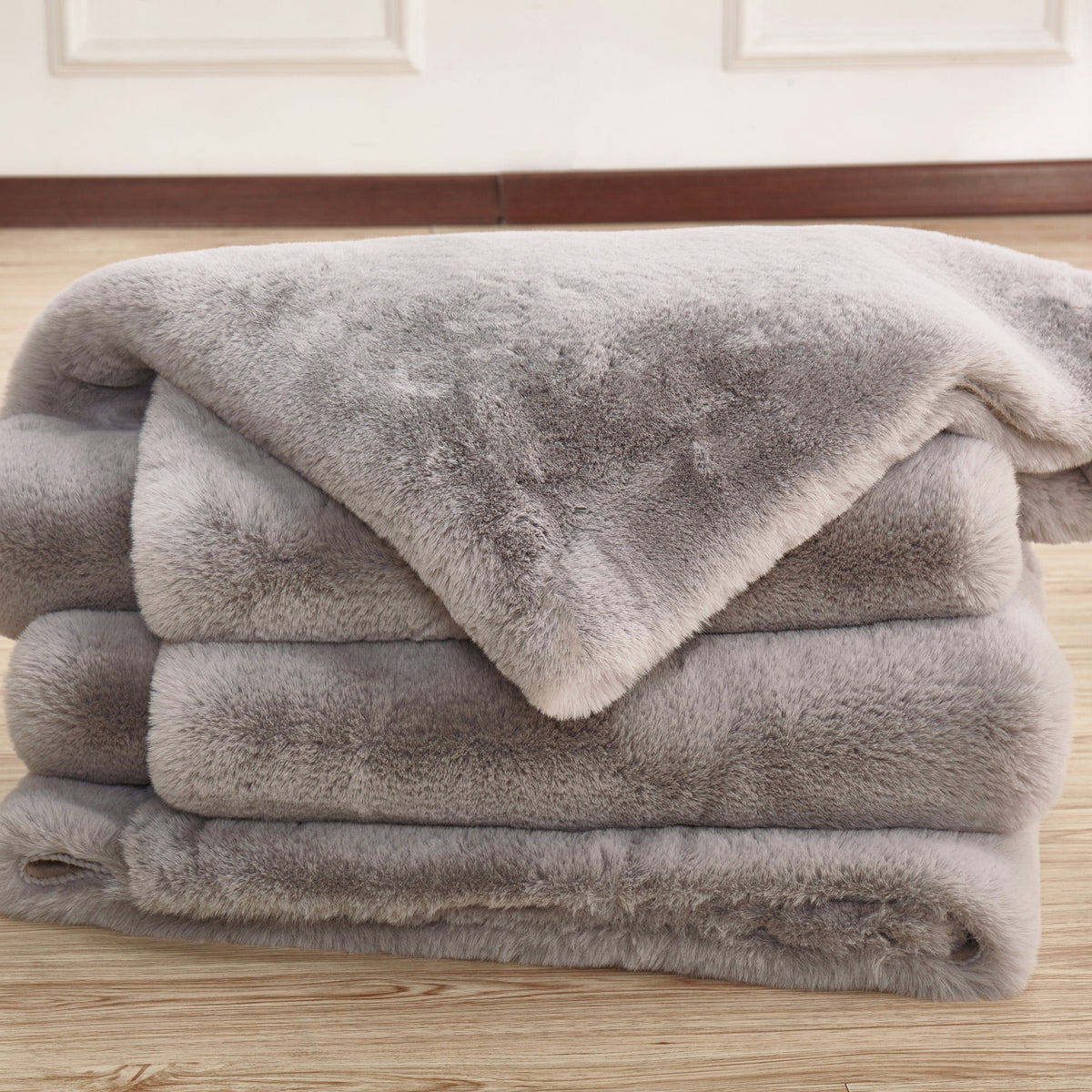 Soft Cozy Faux Fur Blanket Luxurious Plush Throw & Bedspread for Stylish Home Decor