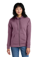 Sudadera con capucha de forro polar con hombros caídos para mujer District® Perfect Weight®