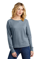 Camiseta de manga larga ligera de felpa francesa District® para mujer con cuello redondo