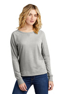 Camiseta de manga larga ligera de felpa francesa District® para mujer con cuello redondo