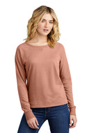 Camiseta de manga larga ligera de felpa francesa District® para mujer con cuello redondo