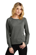 Camiseta de manga larga ligera de felpa francesa District® para mujer con cuello redondo