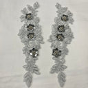 1 जोड़ा 11" x 3" प्रत्येक तरफ बीडेड और कॉर्डेड फ्लोरल 3डी लेस एप्लिक 100% पॉलिएस्टर नेट मेश