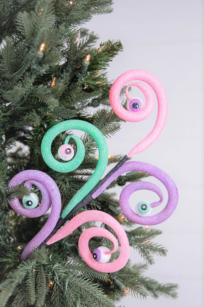 28” Eyeballs Spiral Curly Spray