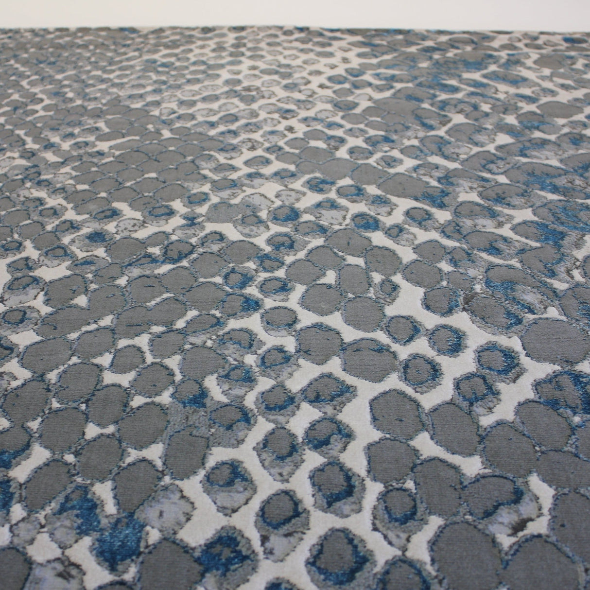 Silver Shimmery Changing Color Gray Aqua Blue Polyester Viscose Blend Area Rug Fabric - Color Changing, Gray Aqua Blue, 5' 3" X 7' 5" (1 Piece)
