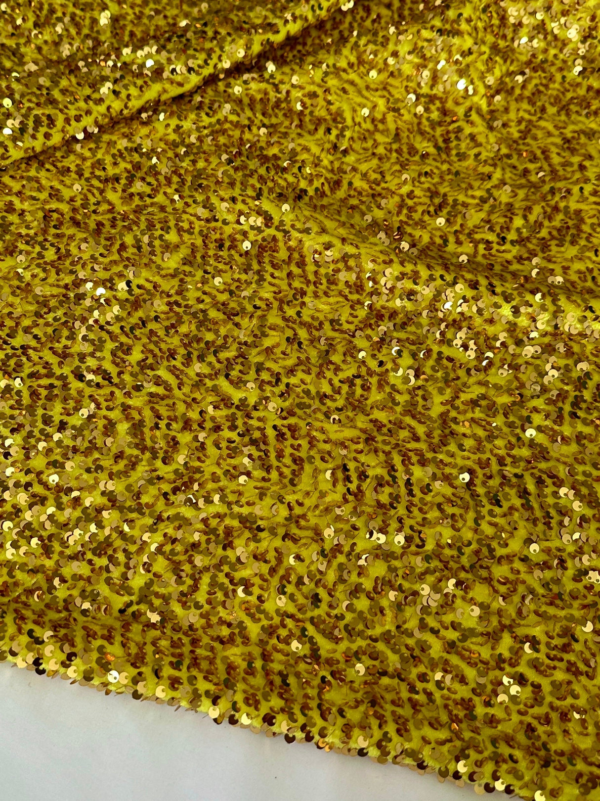 Stretch Sequin on Velvet Yellow Gold