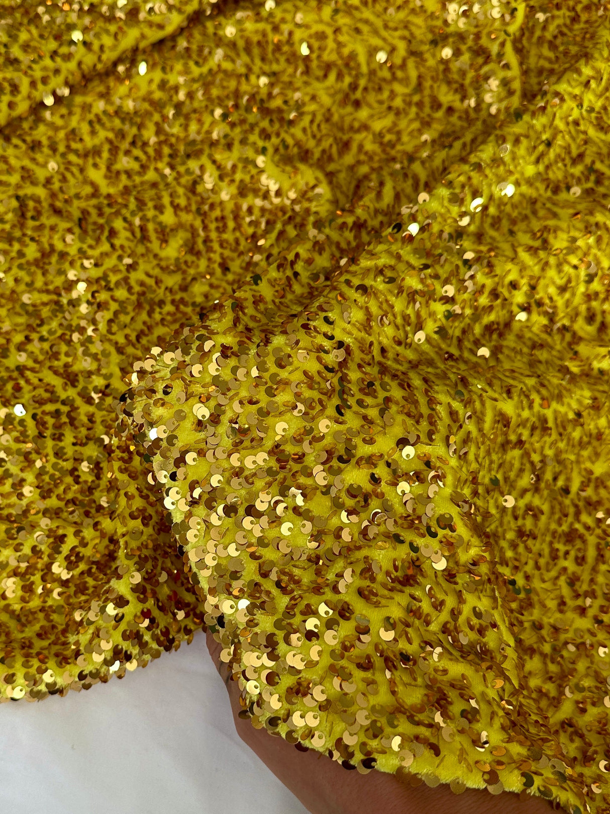 Stretch Sequin on Velvet Yellow Gold