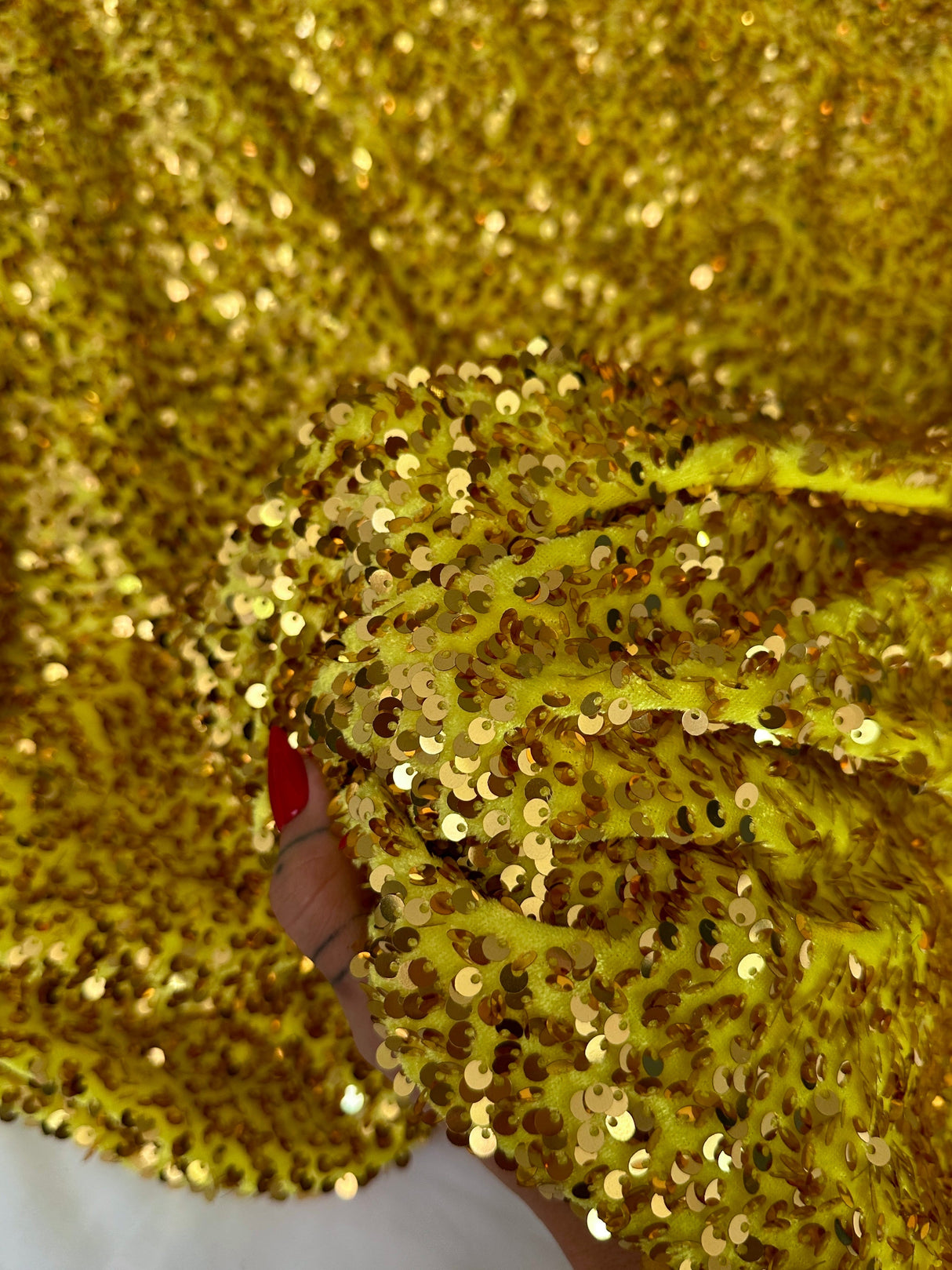 Stretch Sequin on Velvet Yellow Gold