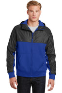 Chaqueta híbrida con capucha y cremallera completa Sport-Tek® con relieve.