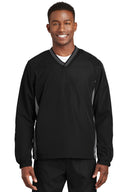 Camiseta cortavientos raglán con cuello en V y ribete Sport-Tek®.