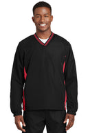 Camiseta cortavientos raglán con cuello en V y ribete Sport-Tek®.