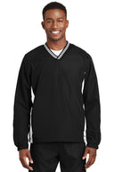 Camiseta cortavientos raglán con cuello en V y ribete Sport-Tek®.