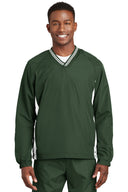 Camiseta cortavientos raglán con cuello en V y ribete Sport-Tek®.