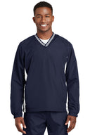 Camiseta cortavientos raglán con cuello en V y ribete Sport-Tek®.