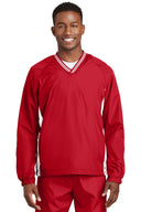 Camiseta cortavientos raglán con cuello en V y ribete Sport-Tek®.