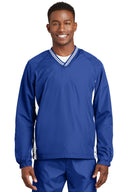 Camiseta cortavientos raglán con cuello en V y ribete Sport-Tek®.