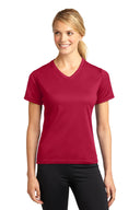 Camiseta de cuello en V para mujer Sport-Tek® Dri-Mesh®