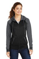 Chaqueta con capucha y cremallera completa de forro polar Varsity Sport Wick para mujer Sport-Tek®