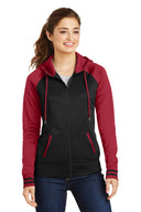 Chaqueta con capucha y cremallera completa de forro polar Varsity Sport Wick para mujer Sport-Tek®