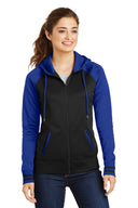 Chaqueta con capucha y cremallera completa de forro polar Varsity Sport Wick para mujer Sport-Tek®