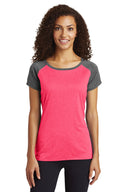 Camiseta con cuello redondo Heather-On-Heather Contender para mujer Sport-Tek®