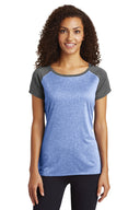 Camiseta con cuello redondo Heather-On-Heather Contender para mujer Sport-Tek®