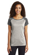 Camiseta con cuello redondo Heather-On-Heather Contender para mujer Sport-Tek®