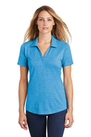 Polo con tecnología de absorción PosiCharge® Tri-Blend para mujer Sport-Tek®