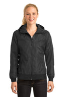 Chaqueta cortavientos con capucha en relieve para mujer Sport-Tek®