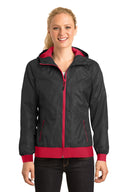 Chaqueta cortavientos con capucha en relieve para mujer Sport-Tek®