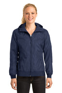 Chaqueta cortavientos con capucha en relieve para mujer Sport-Tek®