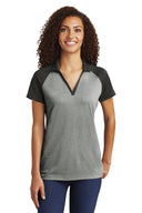 Polo raglán con bloques jaspeados PosiCharge® RacerMesh® para mujer Sport-Tek®