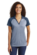 Polo raglán con bloques jaspeados PosiCharge® RacerMesh® para mujer Sport-Tek®