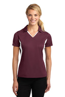 Polo de manga corta con bloques laterales Micropique Sport Wick para mujer Sport-Tek®