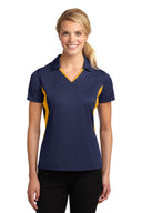 Polo de manga corta con bloques laterales Micropique Sport Wick para mujer Sport-Tek®