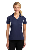 Polo de manga corta con bloques laterales Micropique Sport Wick para mujer Sport-Tek®