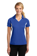Polo de manga larga con bloques laterales Micropique Sport Wick para mujer Sport-Tek®