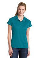Polo Micropique Sport-Wick con costuras en contraste para mujer