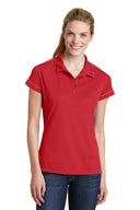 Polo Micropique Sport-Wick con costuras en contraste para mujer