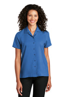 Camisa de manga corta Performance para mujer Port Authority®