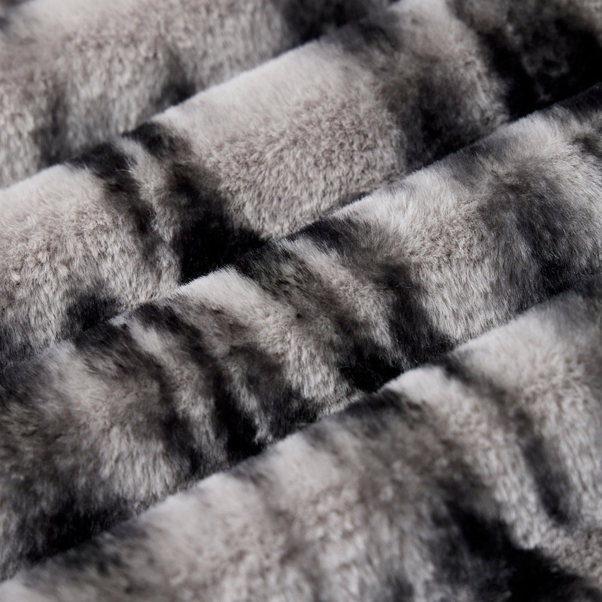 Luxe Cuddle Nube Graphite/Black Fabric 58/60"