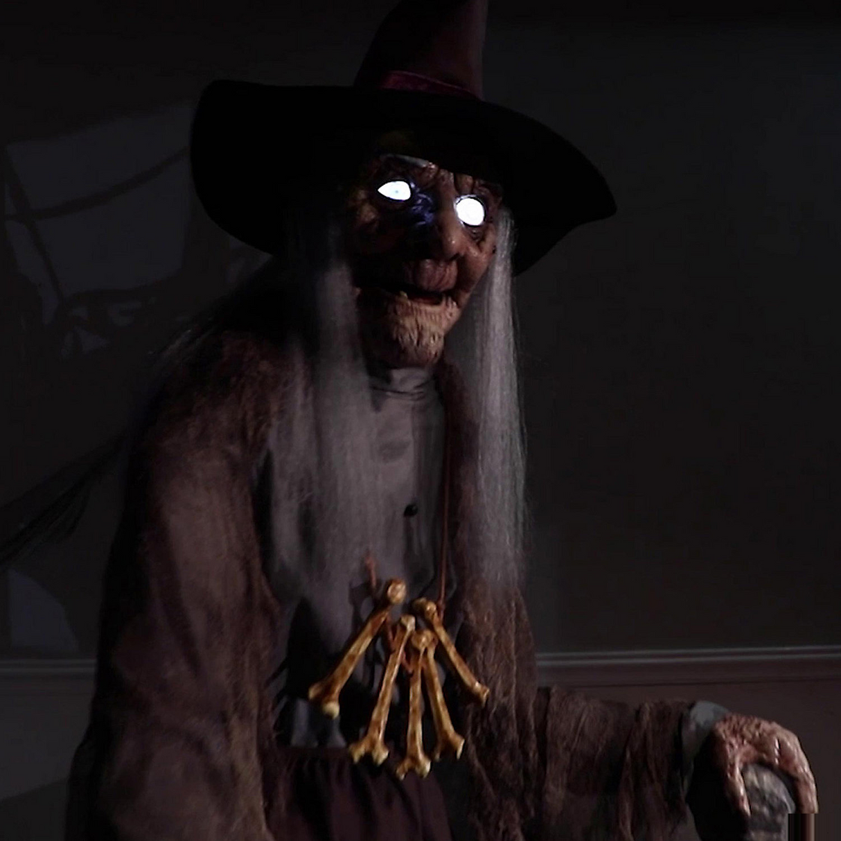Animated Witch Prop with Servo-Motor
