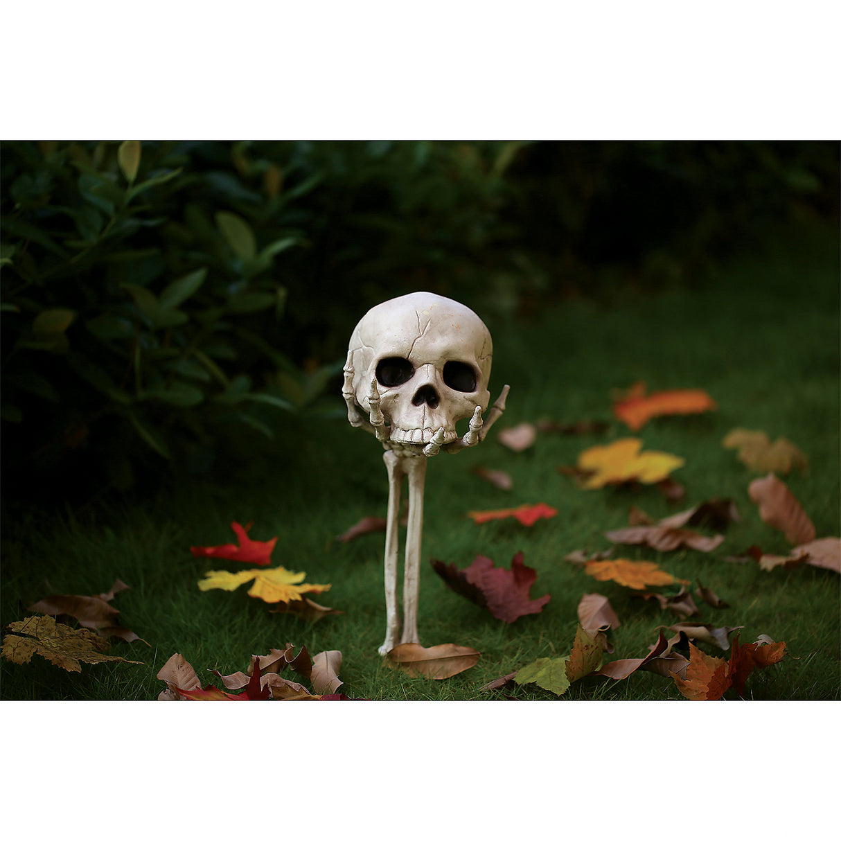 Realistic Skull in Hand Groundbreaker Lawn Decoration for Halloween Parties and Haunted House Themes