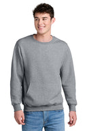 Port & Company® Sudadera de forro polar con bolsillo y cuello redondo