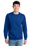 Port & Company® Sudadera de forro polar con bolsillo y cuello redondo