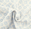 1 yarda de tela arrugada de rayón floral azul y blanco roto para confección de ropa y vestidos, ancho 50/52 pulgadas
